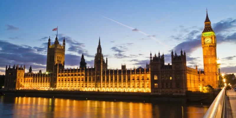 In der Dämmerung beleuchteter Palace of Westminster in London