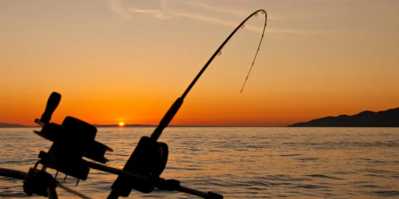 Barco de pesca al atardecer en Croacia