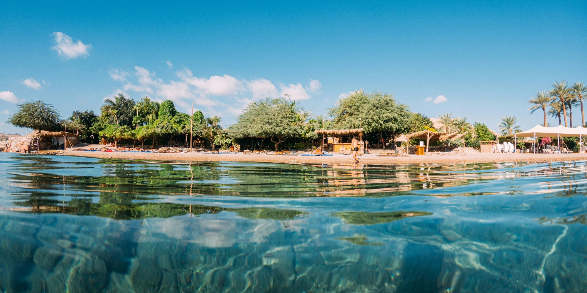 Bar de playa visto desde el mar en Mosh Beach, Eilat, Israel