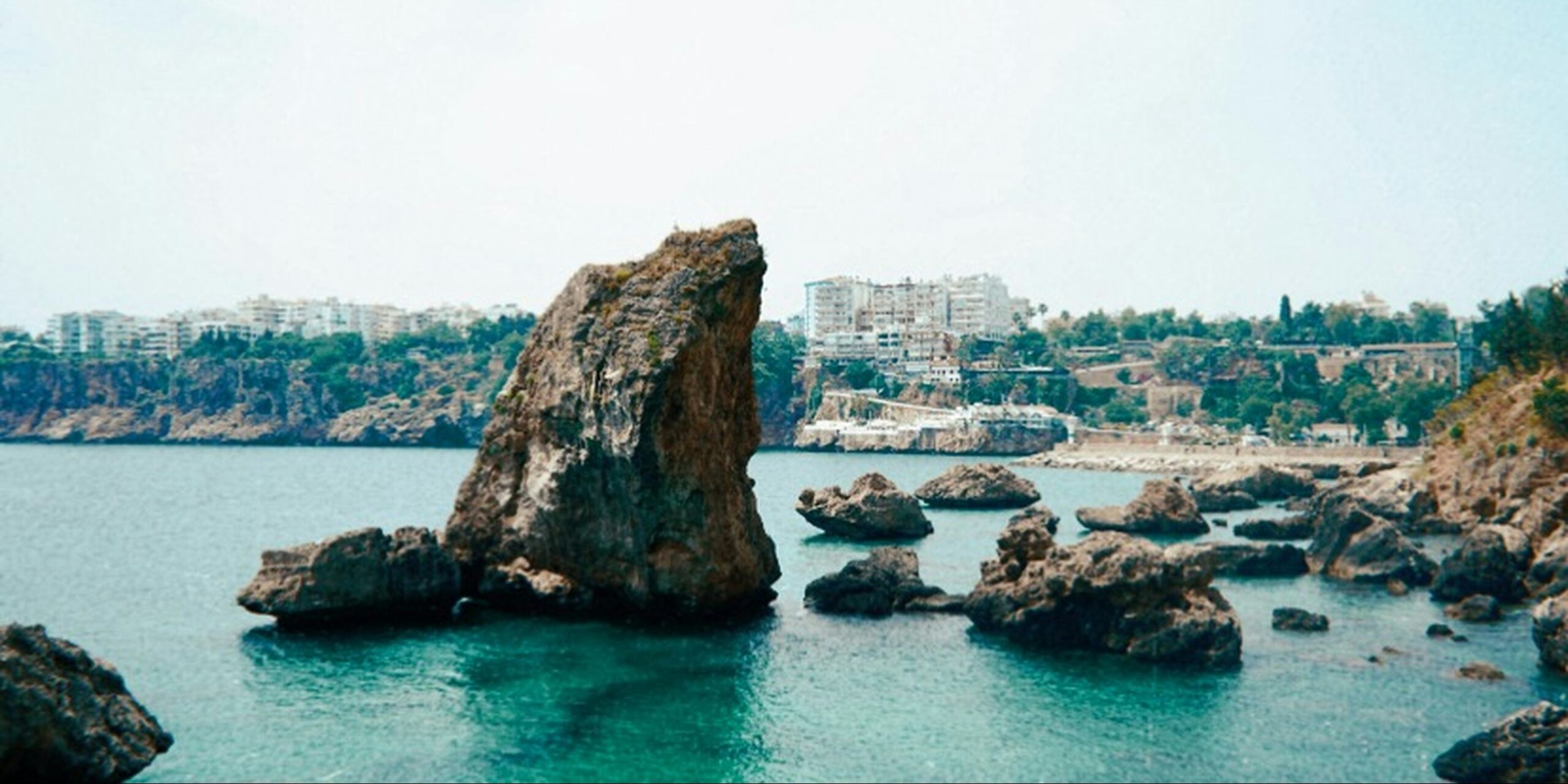 Rocas en el mar en la costa mediterránea de Turquía