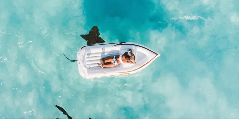 Pequeña lancha motora en el mar de Stock Island, Florida Keys