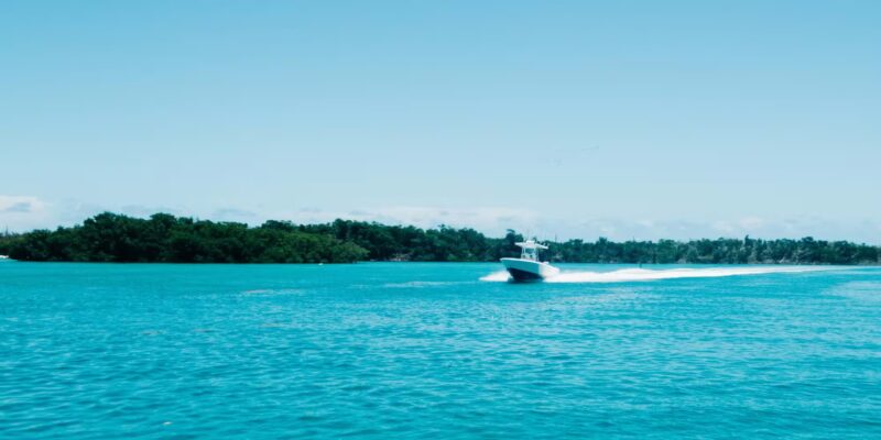 Florida Keys Stock Island pequeño bote motor en el mar