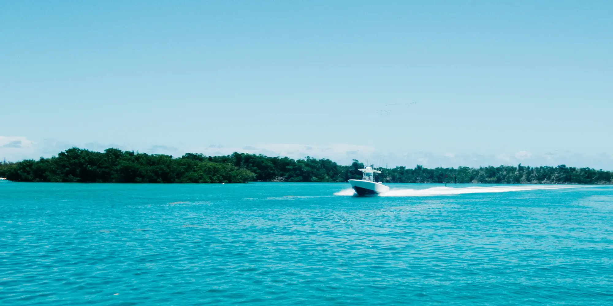 Florida Keys Stock Island pequeña lancha motora en el mar