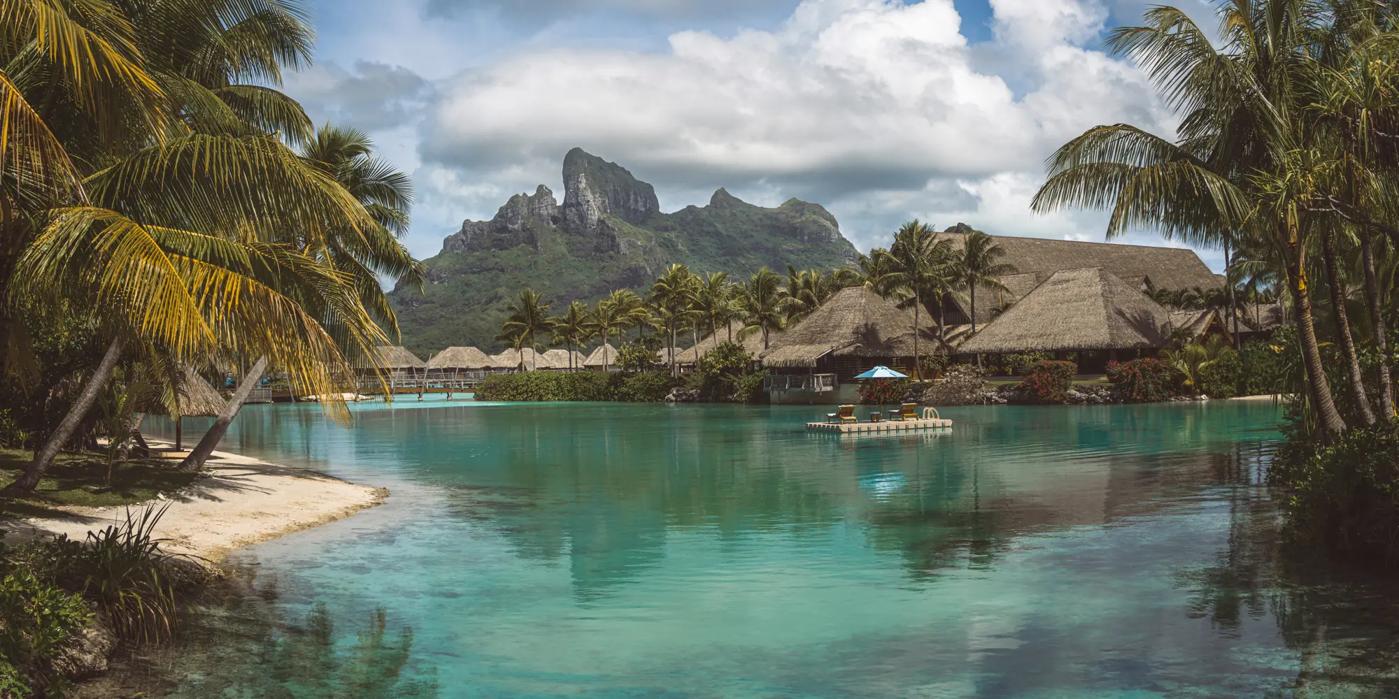 Polinesia Francesa – buceo con tiburones laguna con cabañas de bambú