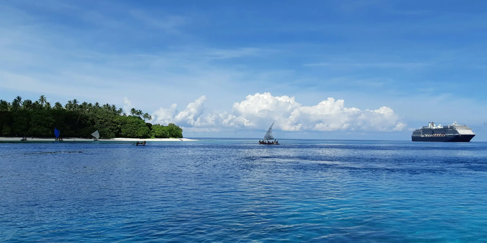 Isla del mar en Papúa Nueva Guinea con catamarán y crucero