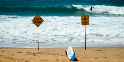 Long Reef Beach con señales de advertencia