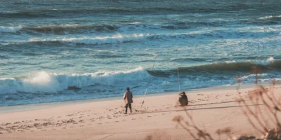 Playa de Vila do Conde, Portugal, con pescadores ataque de tiburón tiburón azul