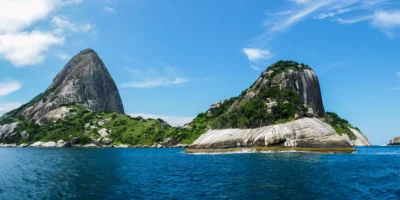 Islas rocosas y verdes del archipiélago de Alcatrazes en las aguas azules del Atlántico