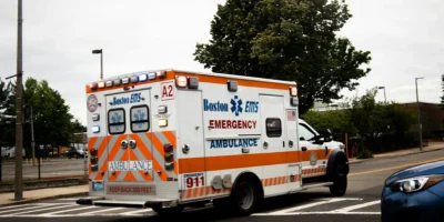 Ambulancia de Boston EMS en una calle como imagen simbólica del rescate