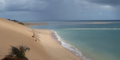 Dunas de arena, playa y mar poco profundo en el archipiélago de Bazaruto