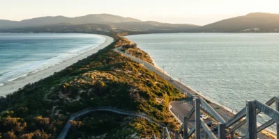 Carretera y mar en Bruny Island, Tasmania
