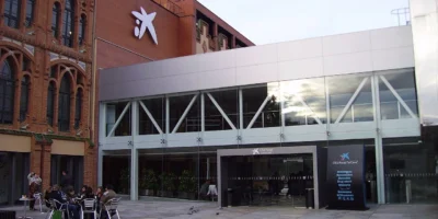 Exterior del museo de la ciencia CosmoCaixa en Barcelona, fotografiado en 2005