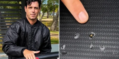 Dave Seymour muestra las marcas de dientes de un tiburón en su tabla e-foil dañada