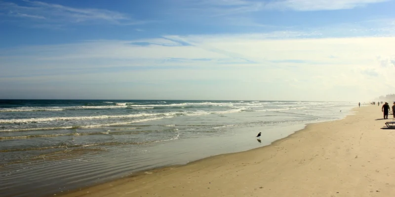 Playa de arena y costa atlántica de Daytona Beach en Florida