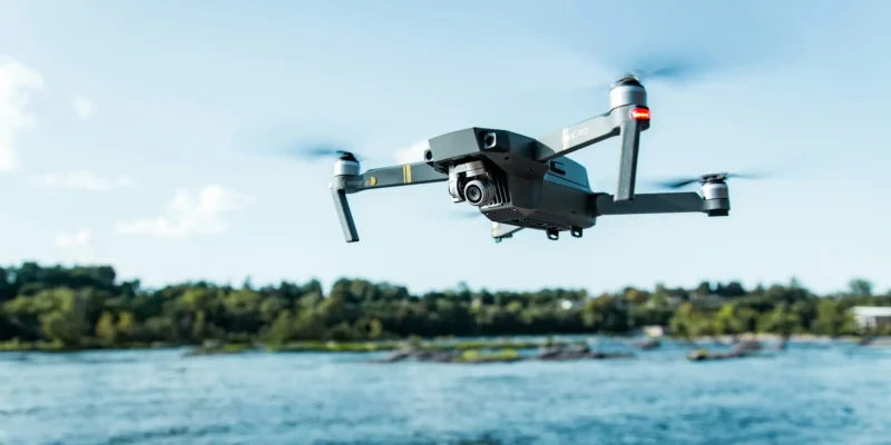 Dron volando sobre el agua