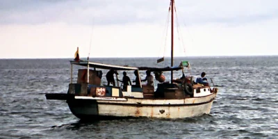 Barco pesquero frente a Ecuador – fotografía de archivo
