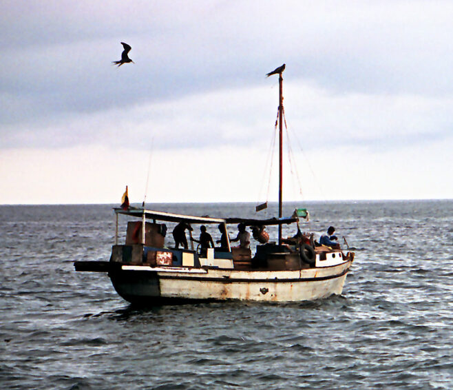 Barco pesquero frente a Ecuador – fotografía de archivo