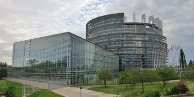 Edificio del Parlamento Europeo en Estrasburgo con fachadas de vidrio y banderas