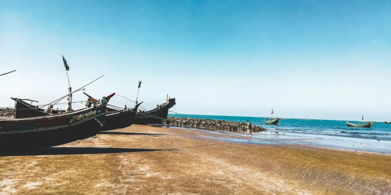 Barcos pesqueros en la playa y en el mar en Sint Maarten