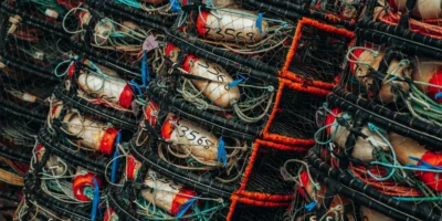 Aparejos de pesca apilados con redes, cabos y flotadores