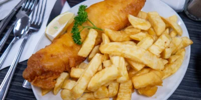 Fish and chips con limón en un plato en Blackpool