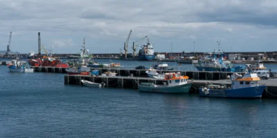 Barcos pesqueros amarrados en el puerto de Ponta Delgada, en São Miguel, Azores