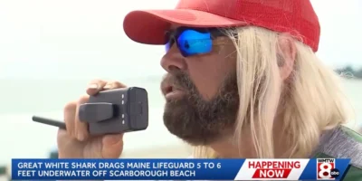 El socorrista Greg Wilfert habla por radio en Scarborough Beach