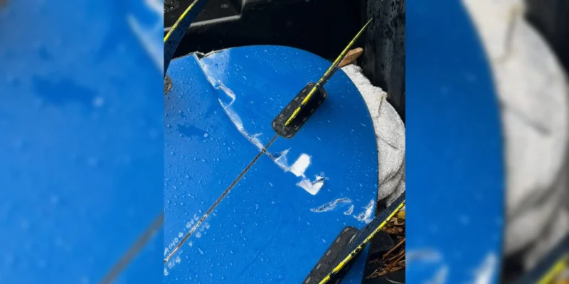 Tabla azul dañada de Albert Westpfal tras el ataque de tiburón en China Walls