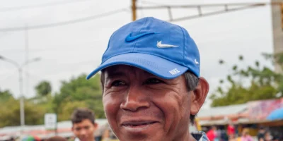 Retrato de un hombre wayuu con gorra azul en Maracaibo, Venezuela