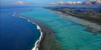 Vista aérea de la laguna de Bourail y su barrera de coral en Nueva Caledonia