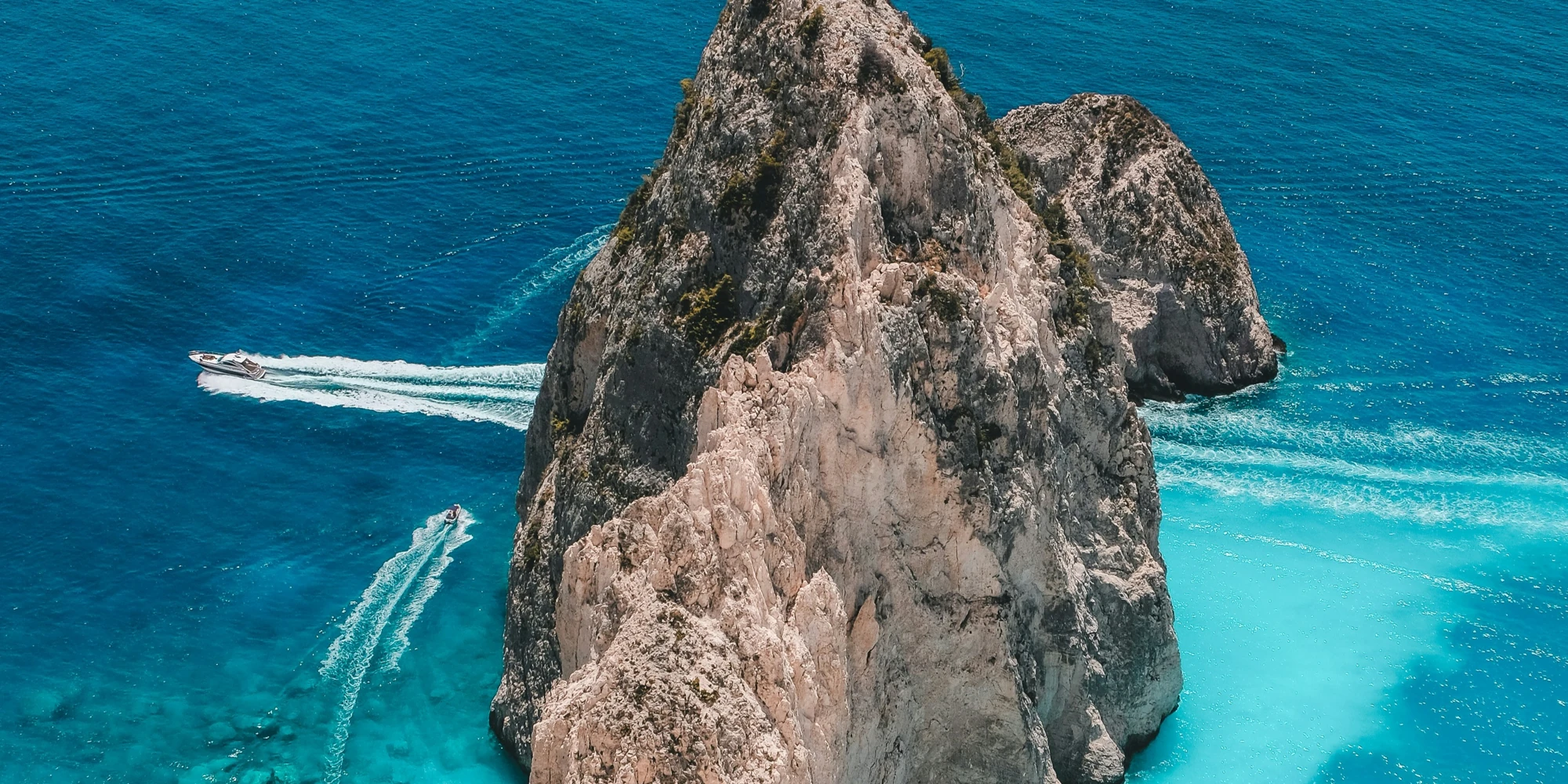 Formación rocosa en la costa de Grecia