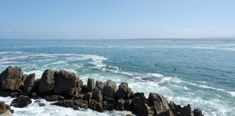 Vista desde Lovers Point de la costa rocosa y la bahía de Monterey junto a Pacific Grove