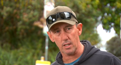 El surfista Matthew Devine con gorra y gafas de sol sobre la visera durante una entrevista