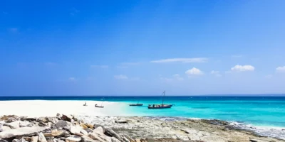 Botes de madera en la playa de Rolas Island en el archipiélago Quirimbas, Mozambique