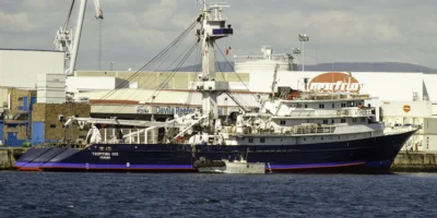 Atunero Txopituna Dos en el puerto de Marín