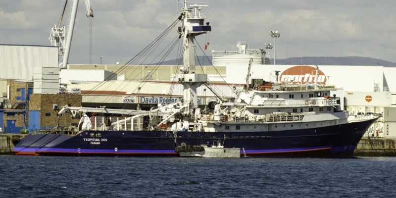 Atunero Txopituna Dos en el puerto de Marín