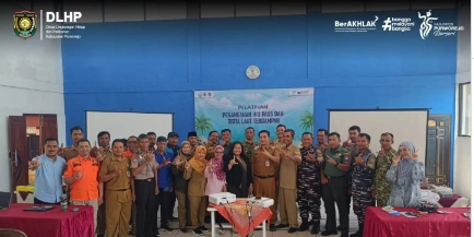 Participantes en el curso de DLHP Purworejo y SeAlife Indonesia sobre tiburones ballena varados en Keburuhan