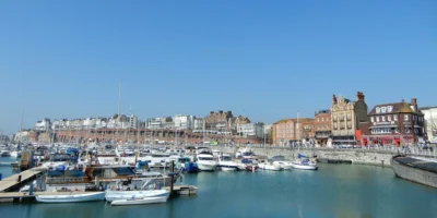 Barcos en el puerto de Ramsgate frente a los edificios del paseo marítimo