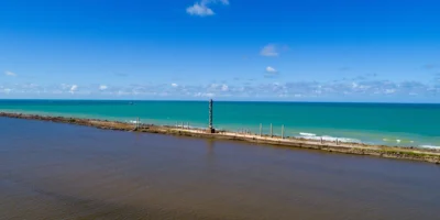 Torre en el mar en Recife, Brasil