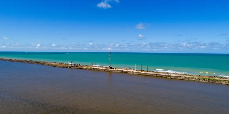 Torre en el mar en Recife, Brasil