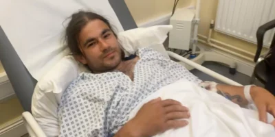Sebastian Achim en una cama de hospital tras la mordedura del tiburón azul