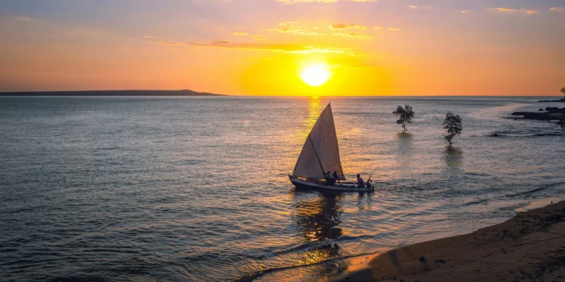 Velero frente a la costa de Madagascar al atardecer