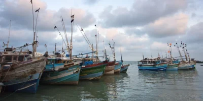 Coloridos barcos de pesca en el agua frente a Kalpitiya, Sri Lanka