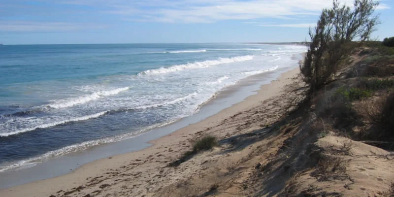 Playa de arena y costa en Sunset Beach en Geraldton en Australia Occidental