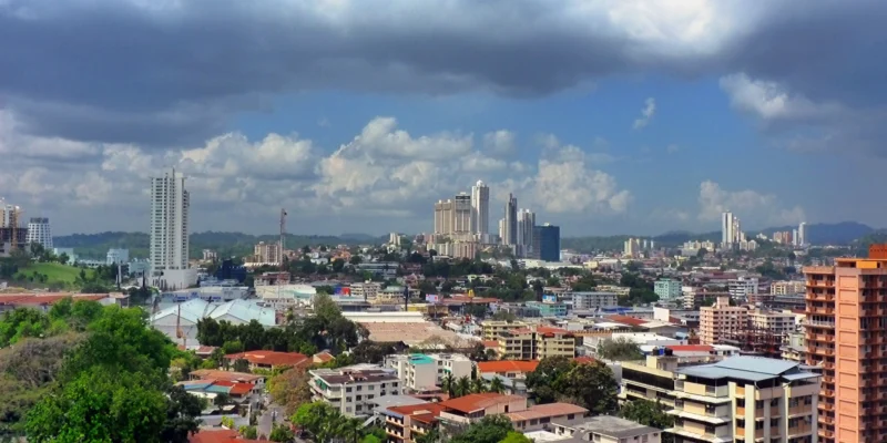 Vista urbana costera de Panamá con edificios altos